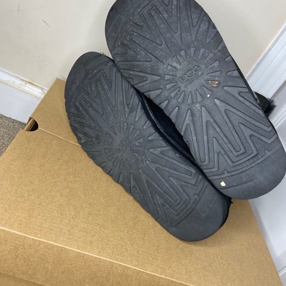 UGGS Women Bailey Button II Boot - Picture 5 of 7